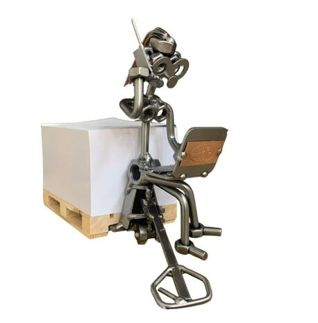 Magazijnmedewerkster beeldje